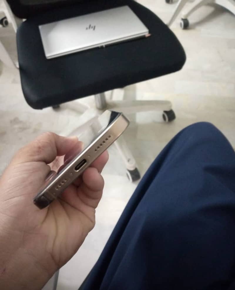 Apple iPhone 16 Pro Max 2