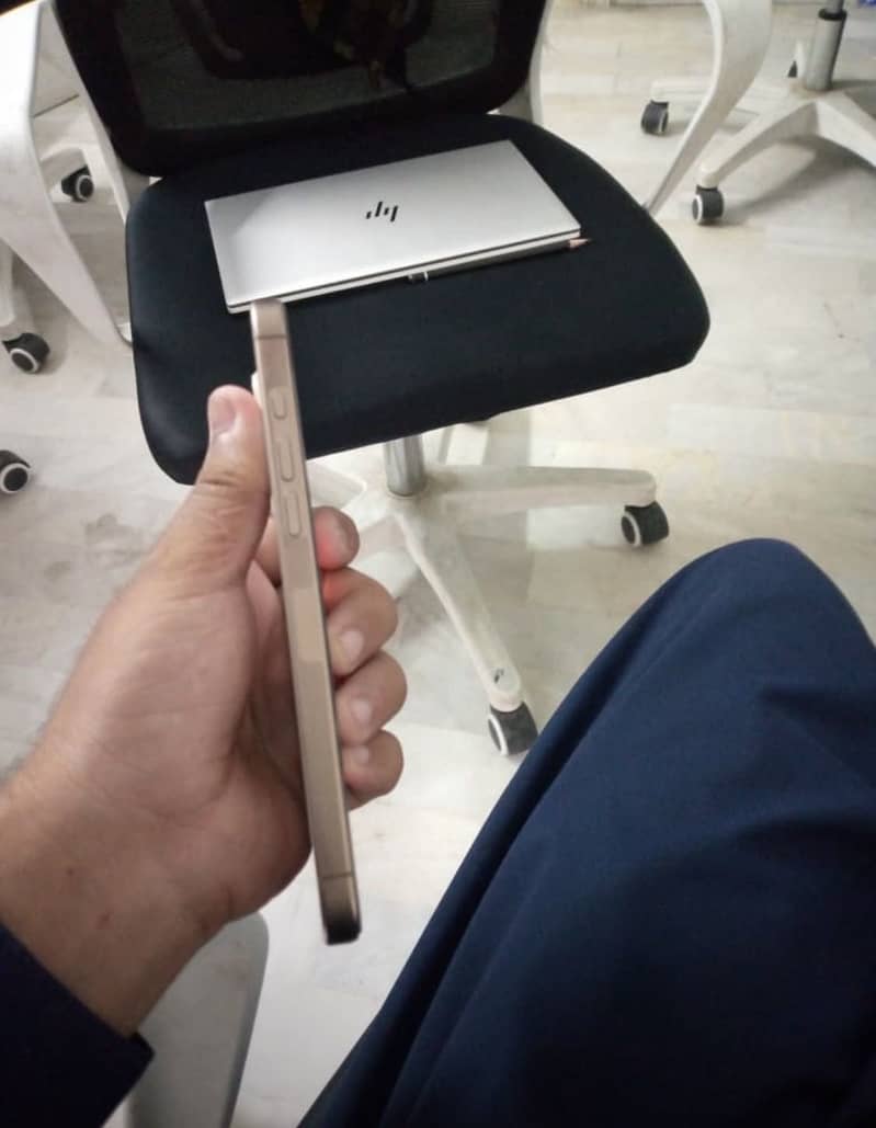 Apple iPhone 16 Pro Max 4
