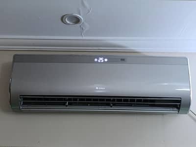 Gree 1.5 Ton Non-Inverter AC – Excellent Condition