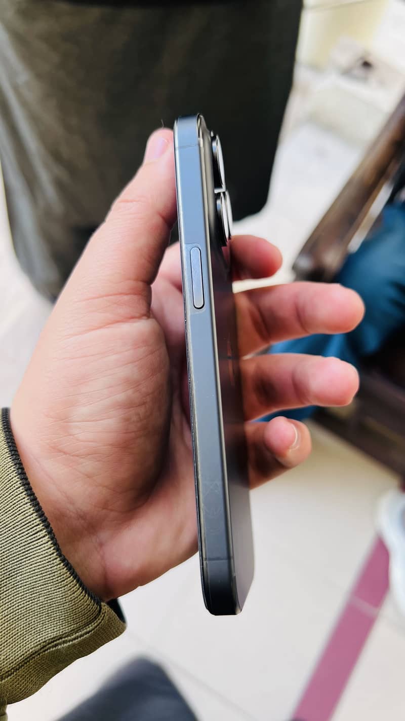 Apple iPhone 15 Pro 4