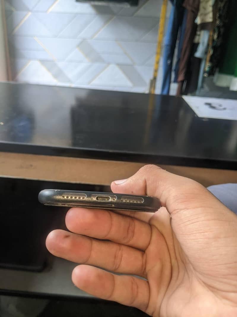 Apple iPhone 11 4