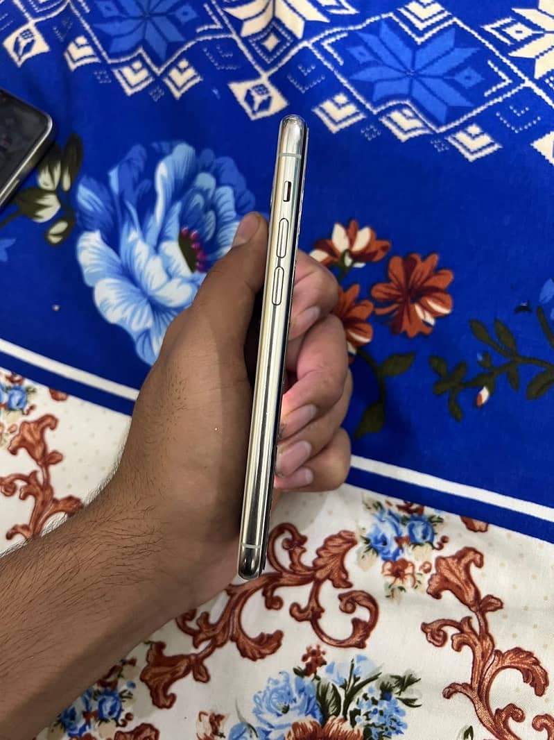 Apple iPhone 11 Pro 2
