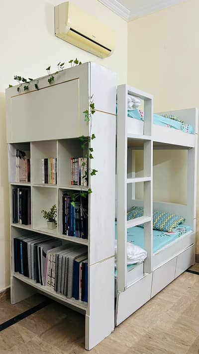 Beutiful Bunk Bed with Bookshelf & Storage - Excellent for Kids/S
