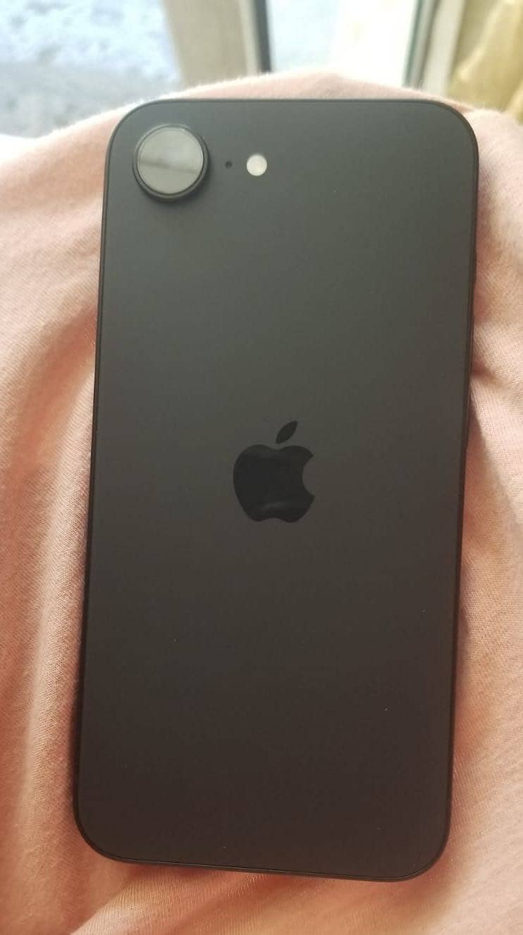 Apple iPhone 16e 1