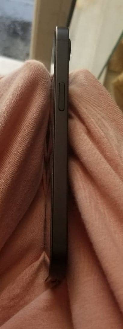 Apple iPhone 16e 2
