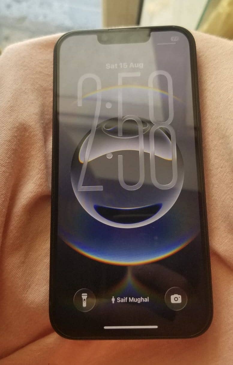 Apple iPhone 16e 3