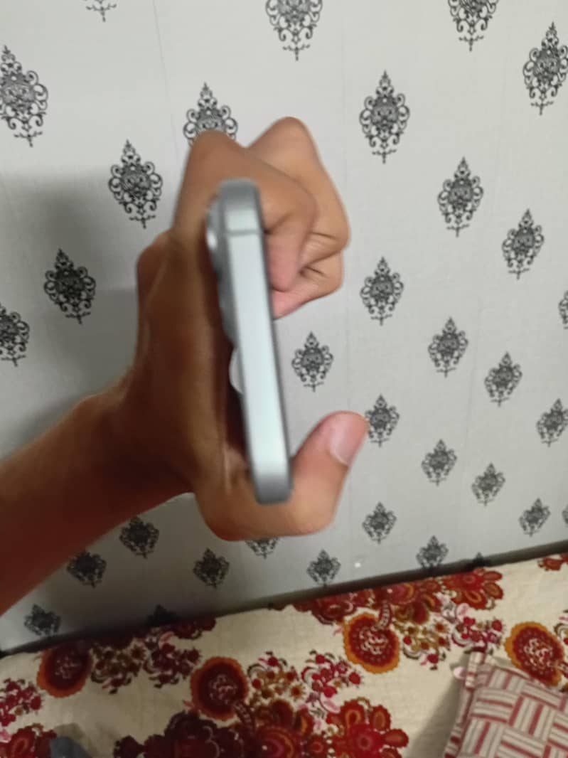 Apple iPhone 15 4