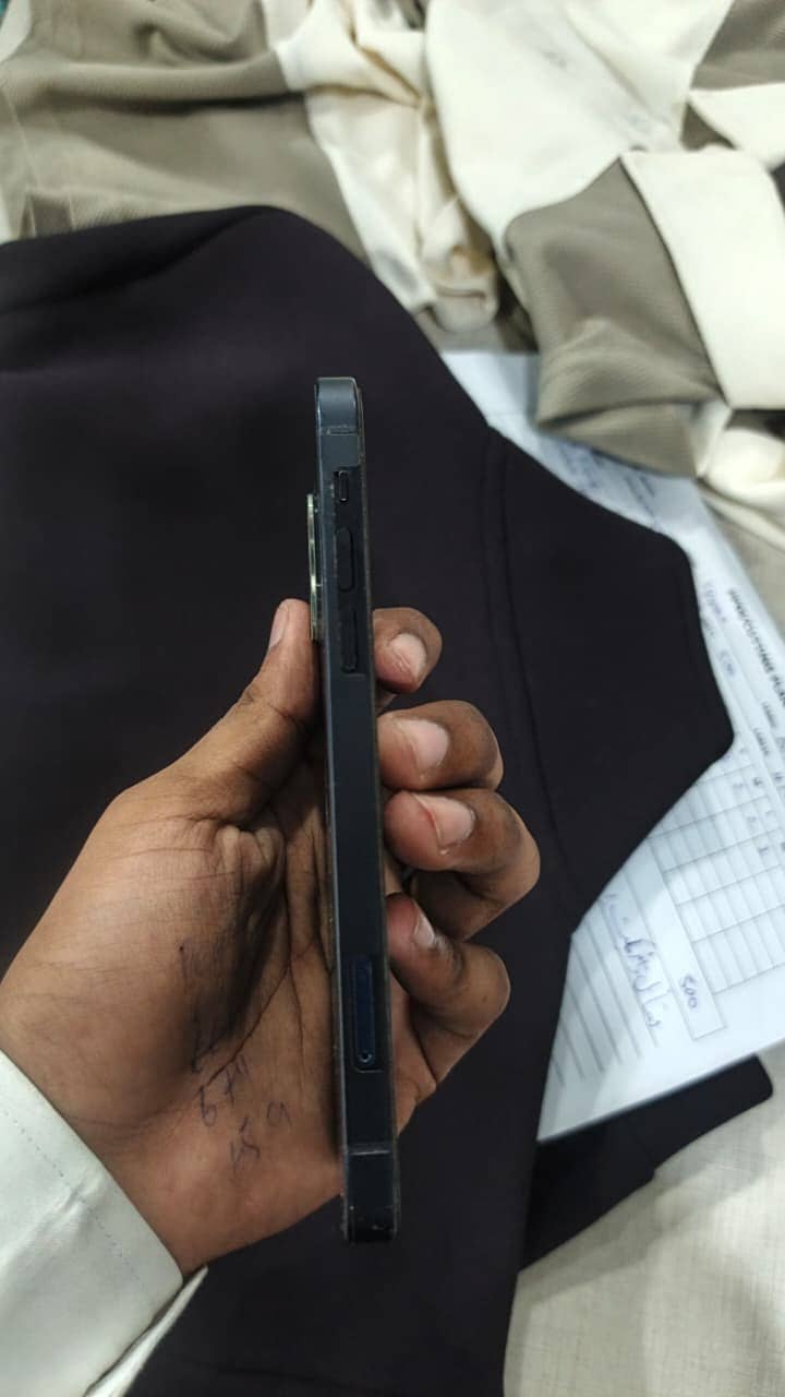 Apple iPhone 12 4