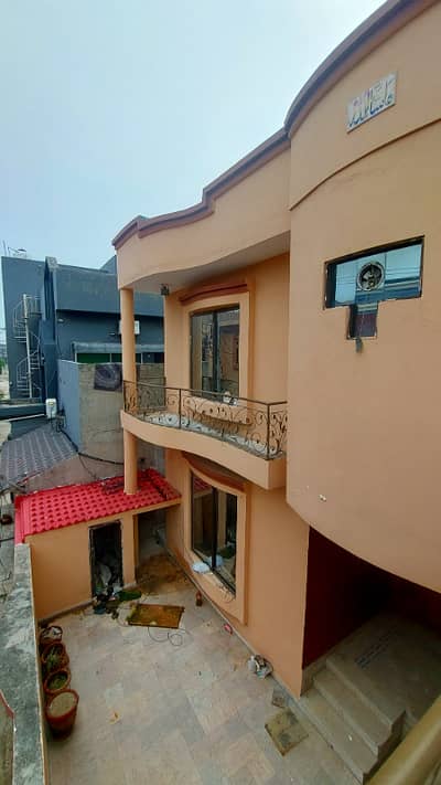 0321 86 10 688 Beautiful 10 Marla house available 4bedrooms drawing dinning Tv lounge 2 car garage Sui gas available