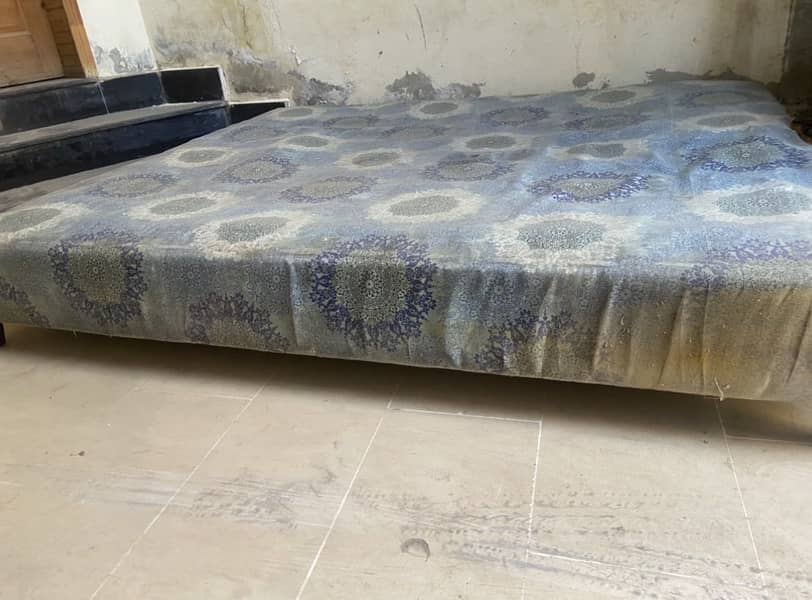 Queen size bed 1