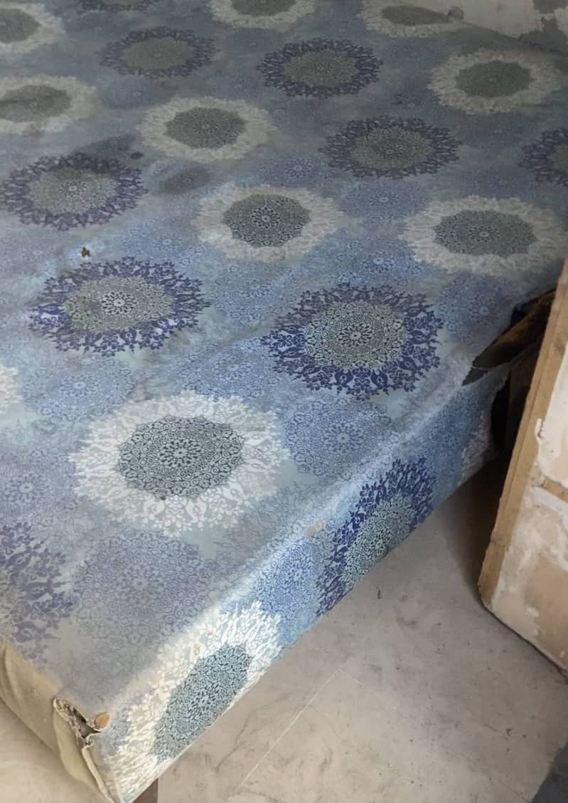 Queen size bed 2