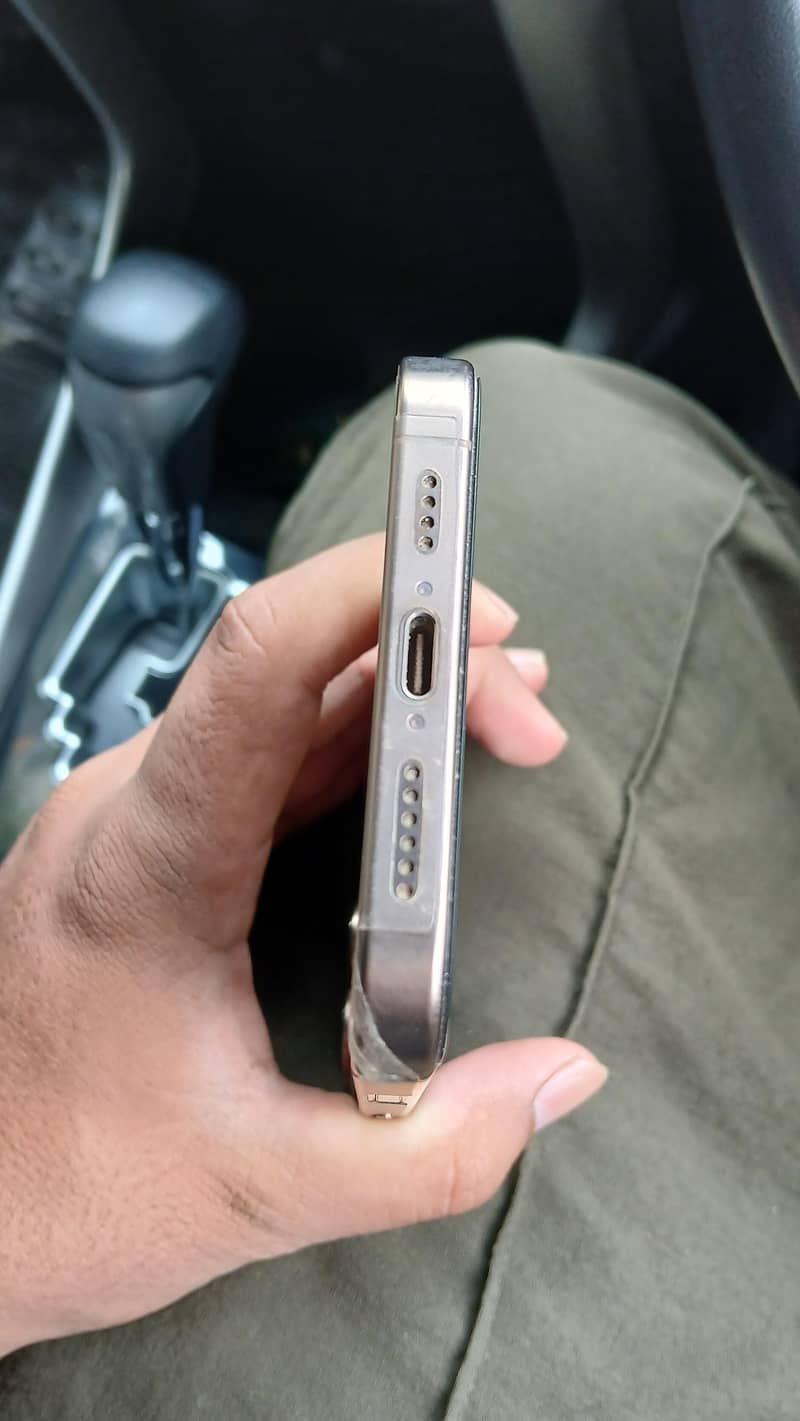 Apple iPhone 16 Pro Max 2