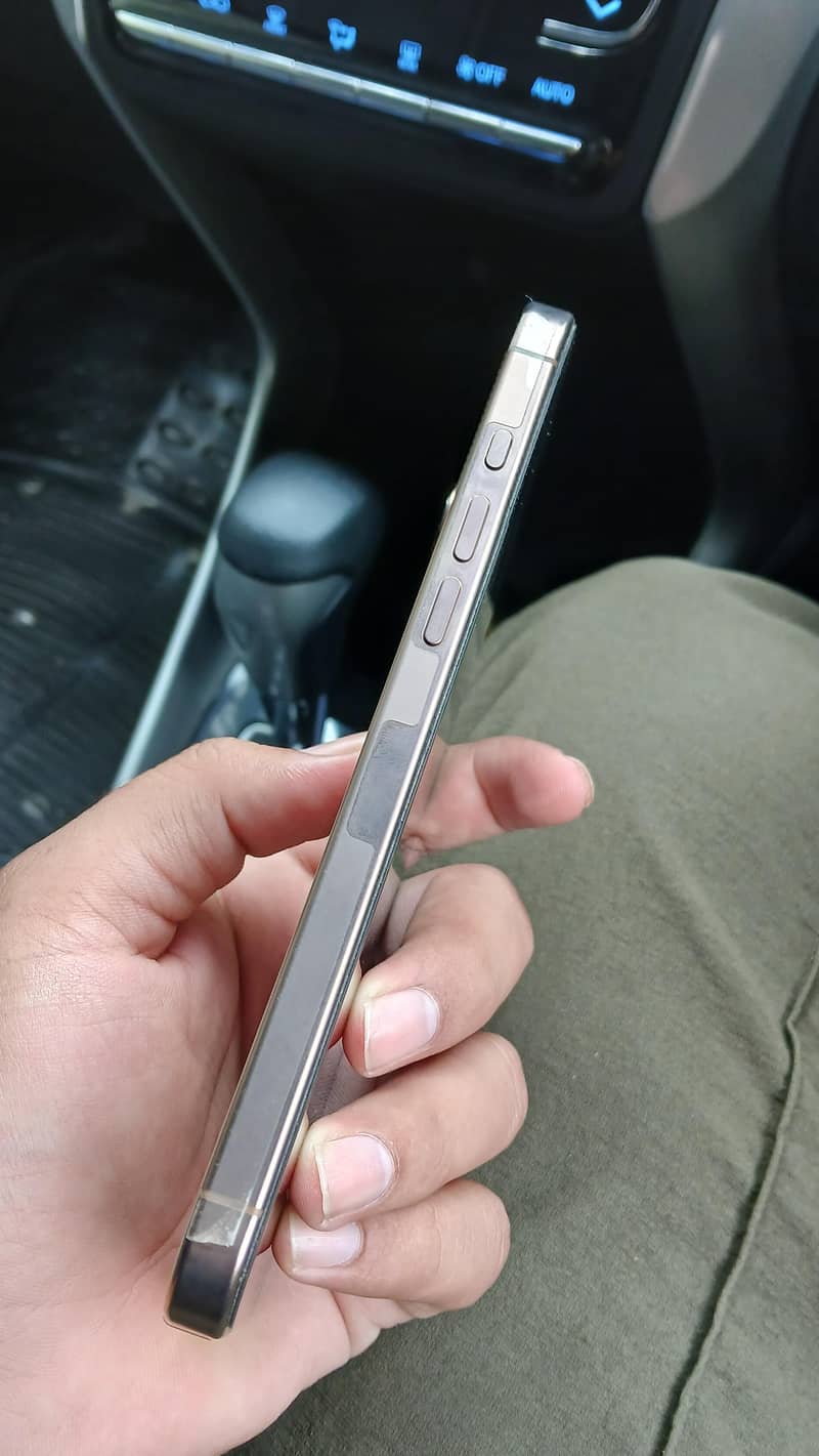Apple iPhone 16 Pro Max 4