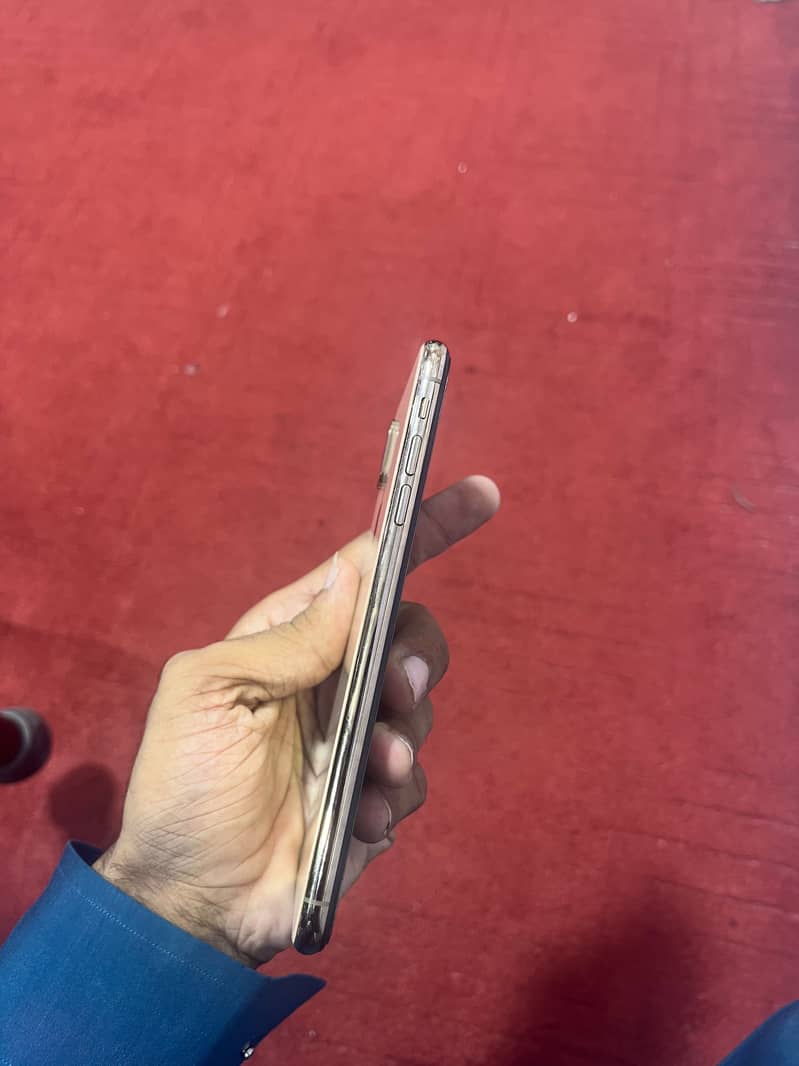 Apple iPhone XS Max 4
