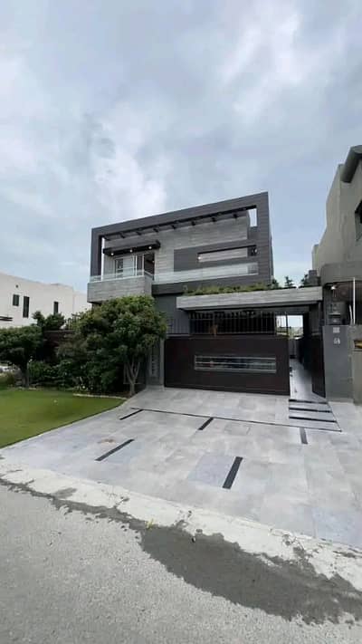 10 Marla Luxury House is Available for Rent in Bahria Town Lahore
