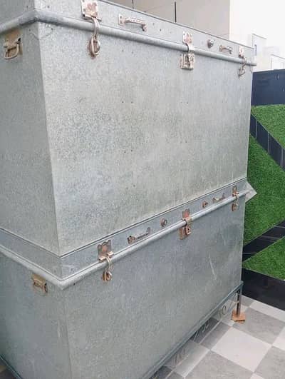 2 Peti For sale with Stands