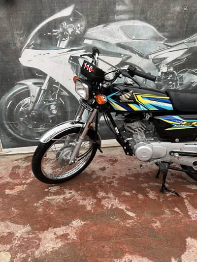 Honda 125 26 model june k month ki nikli huwi h registered bike h