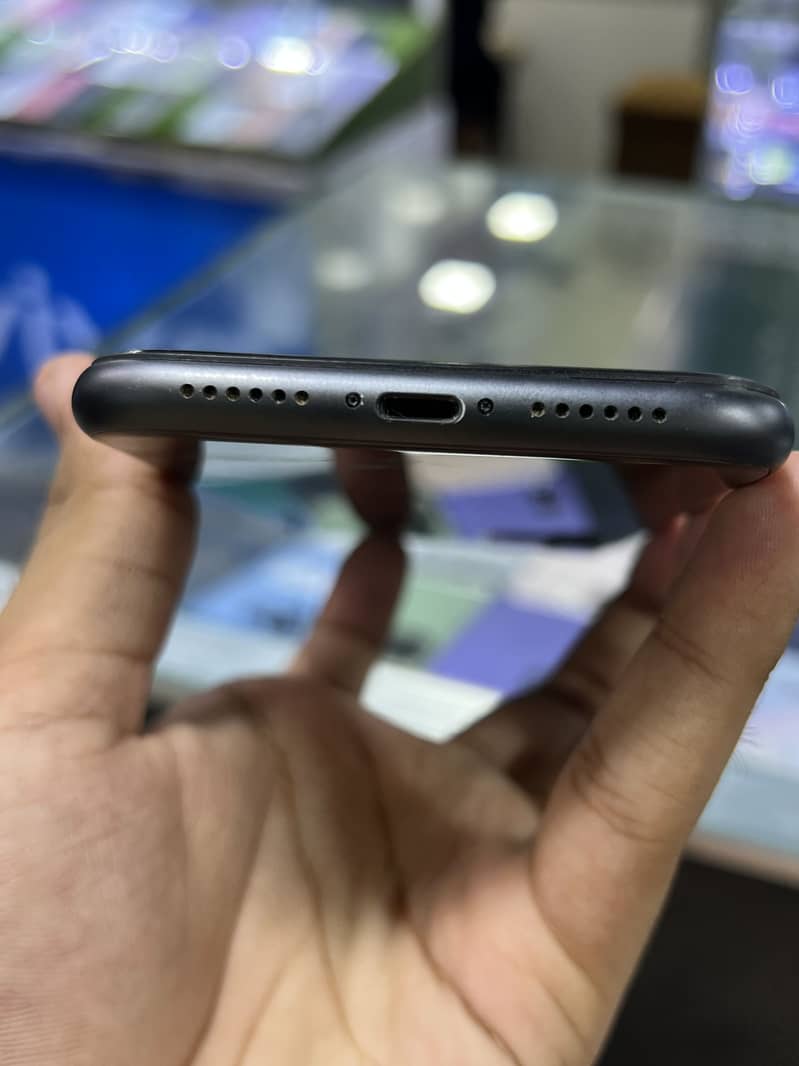 Apple iPhone 11 7
