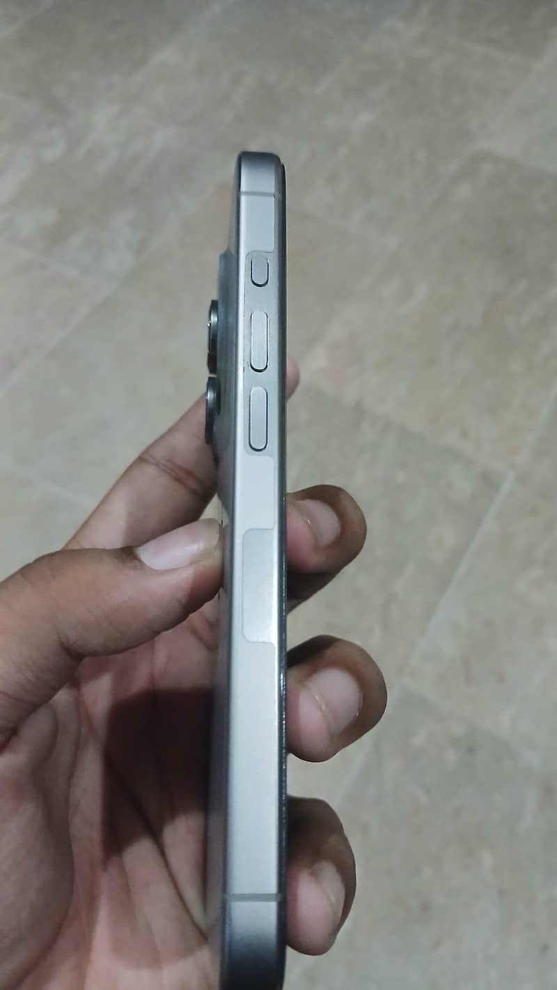 Apple iPhone 15 Pro 4
