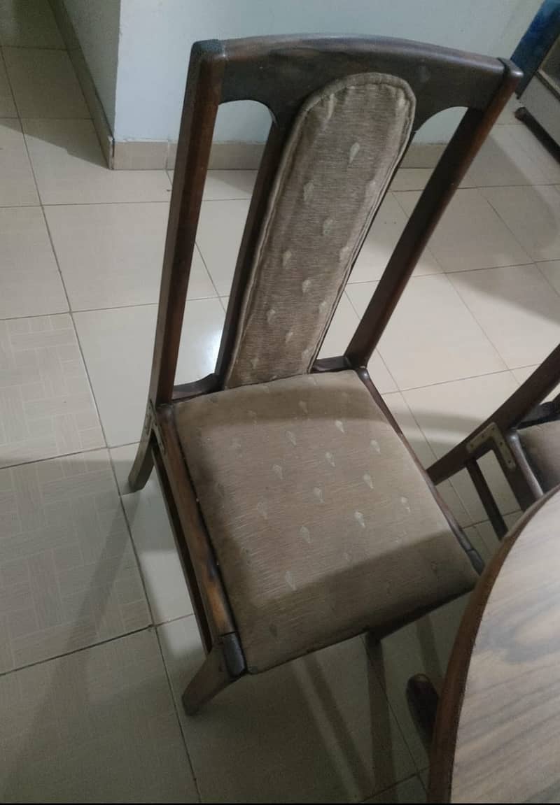 Table with five chairs 2