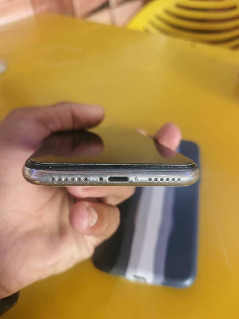 Apple iPhone X 4