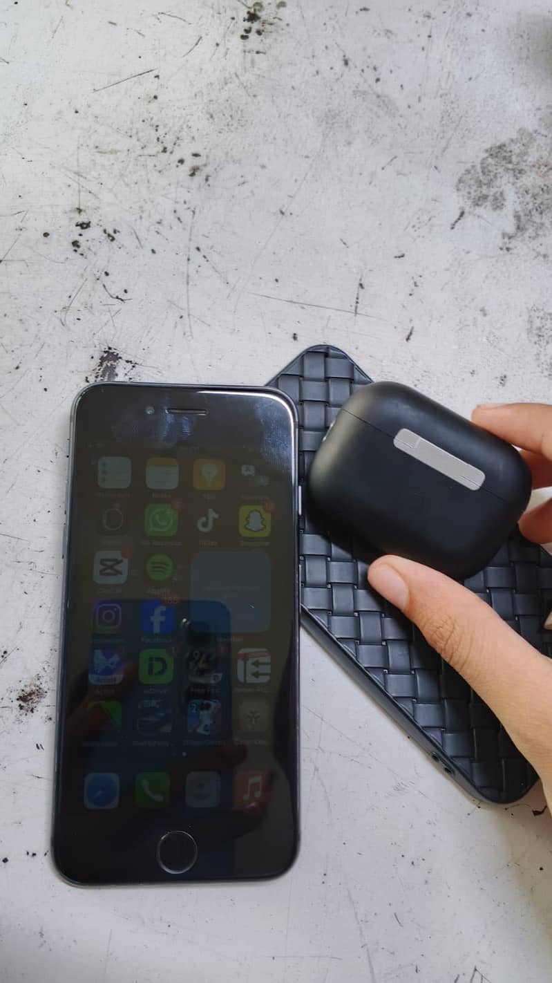 Apple iPhone 8 6