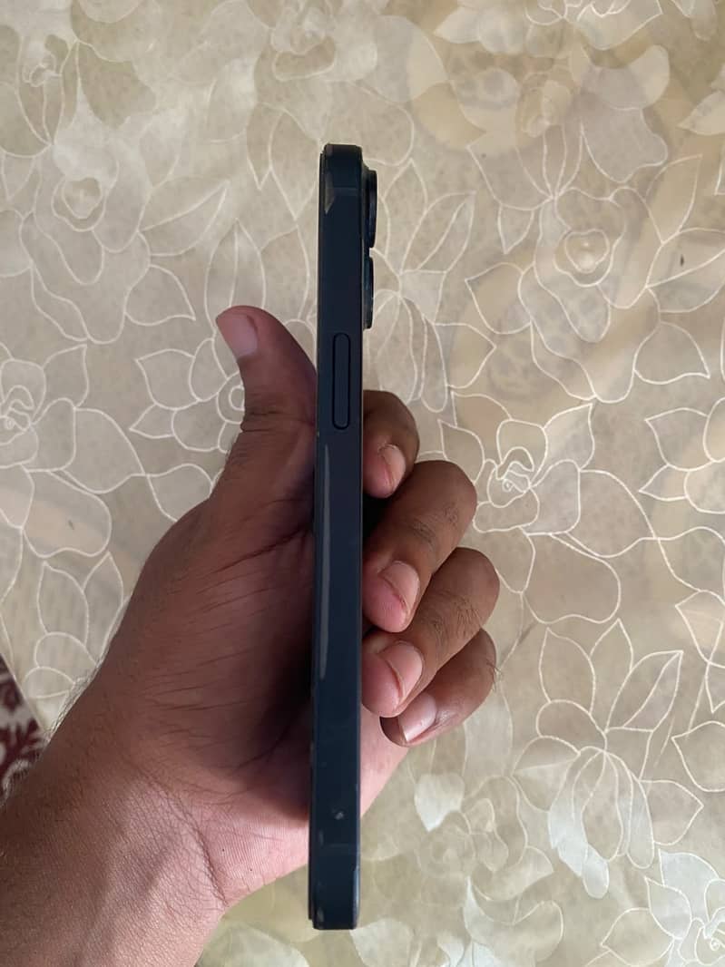 Apple iPhone 13 2