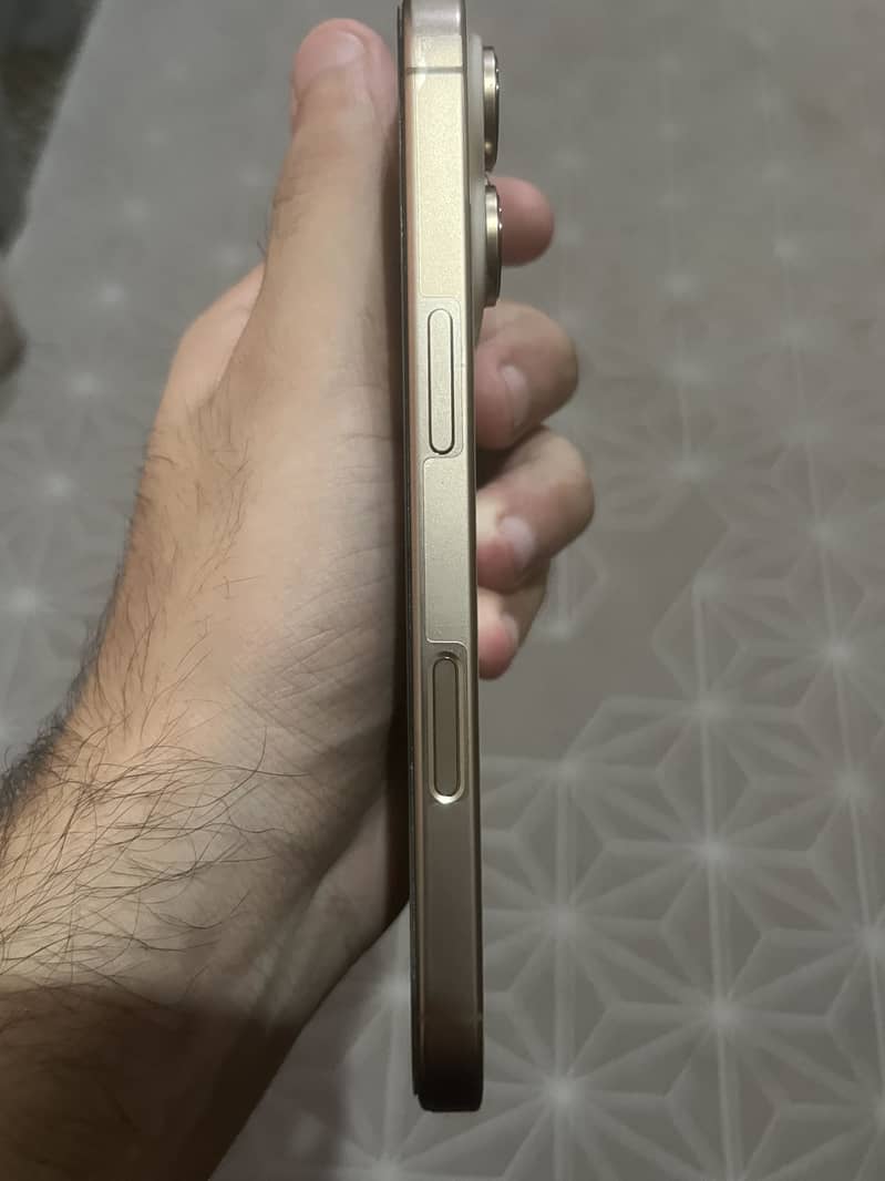 Apple iPhone 16 Pro 1