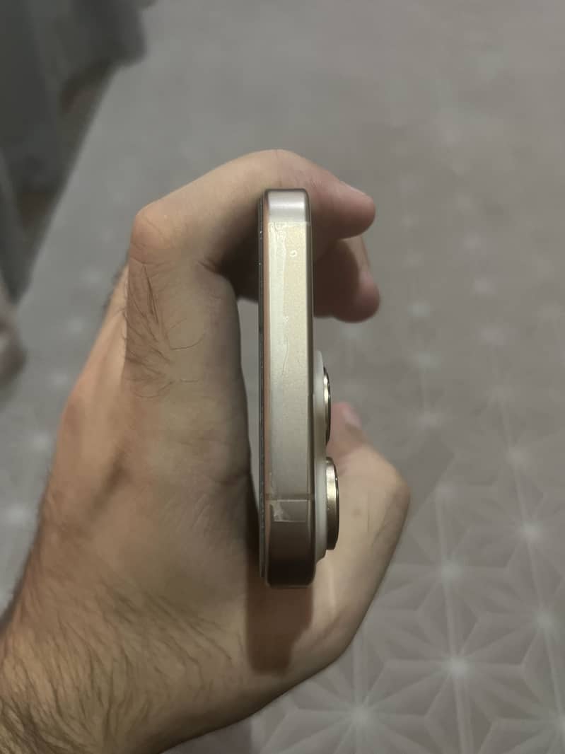 Apple iPhone 16 Pro 4
