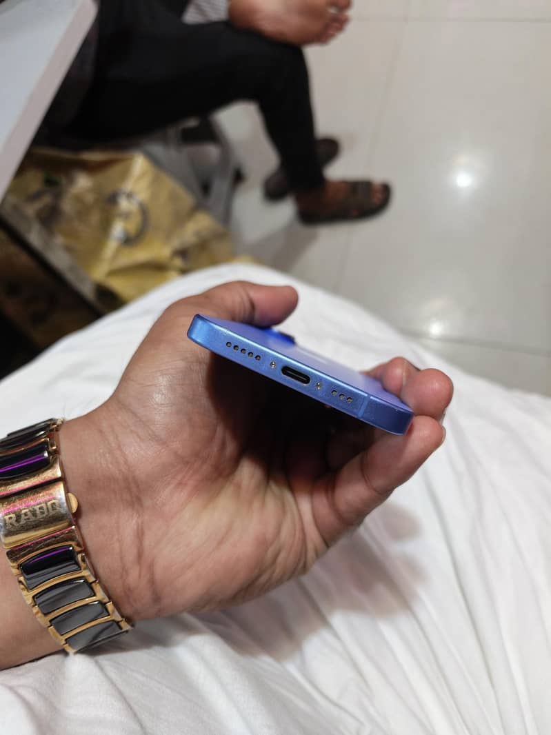 Apple iPhone 16 2