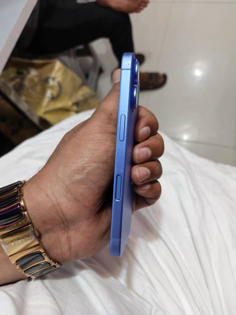 Apple iPhone 16 3