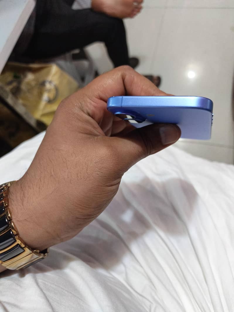 Apple iPhone 16 4