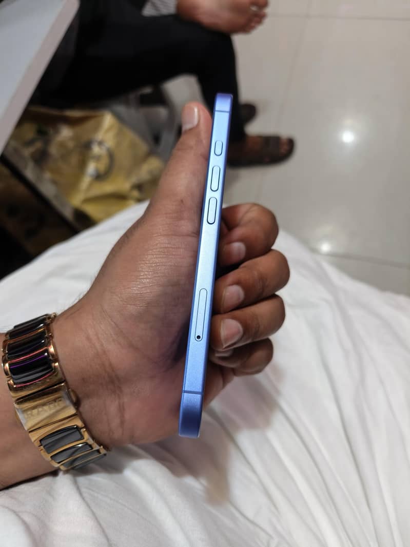 Apple iPhone 16 5