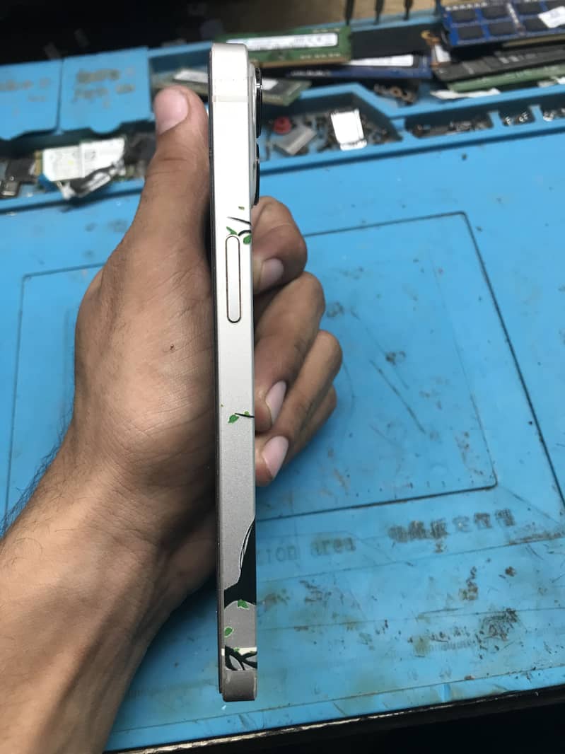 Apple iPhone 13 4