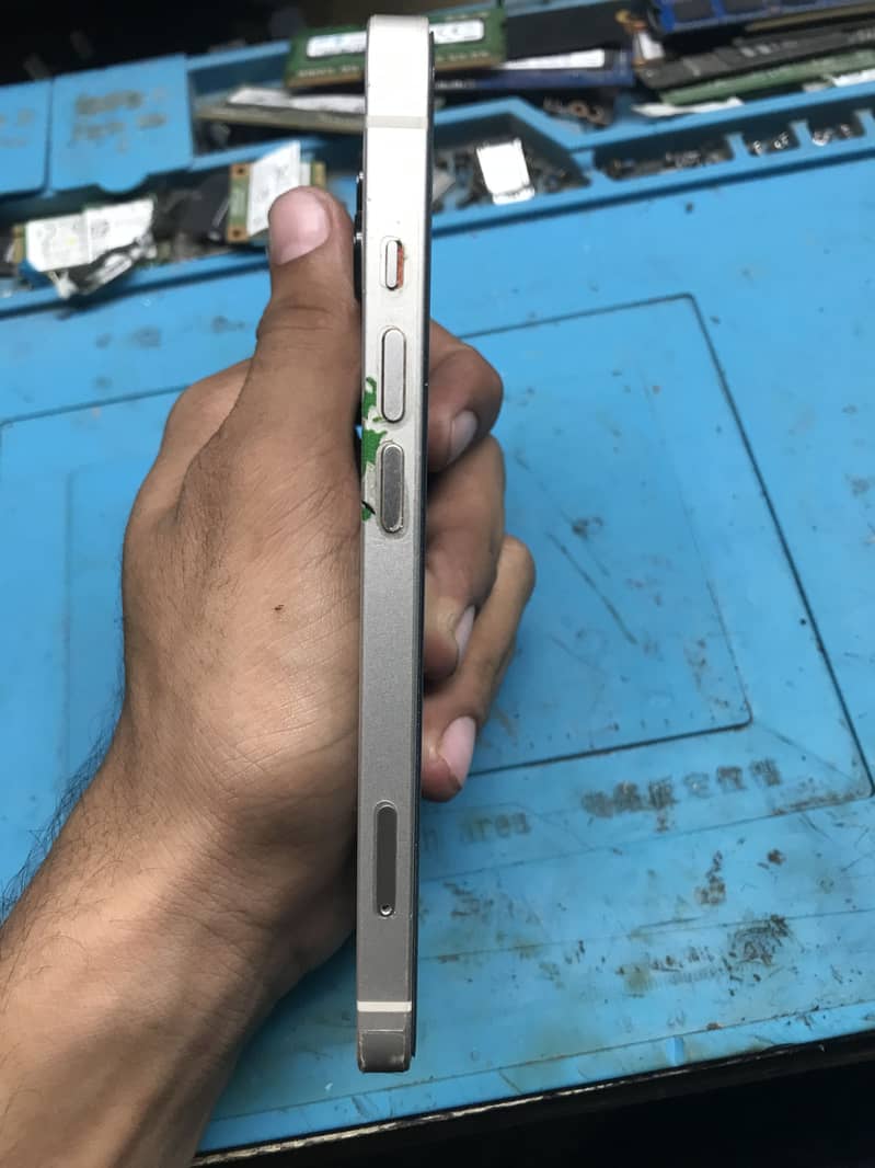 Apple iPhone 13 6