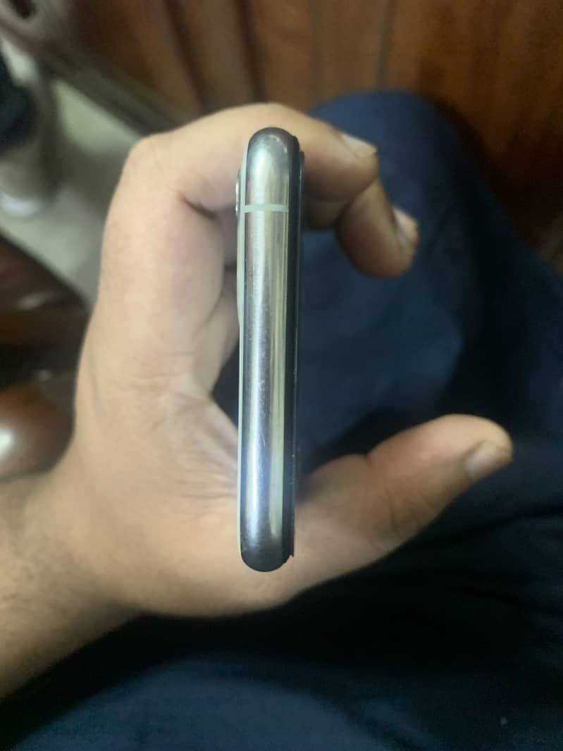 Apple iPhone 11 Pro 4