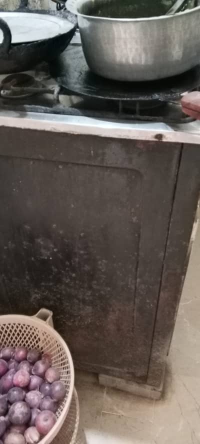 Oven 5 Burner Good Condition