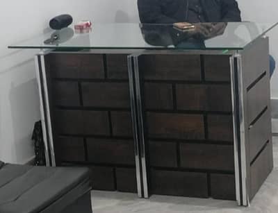 beautiful office table available