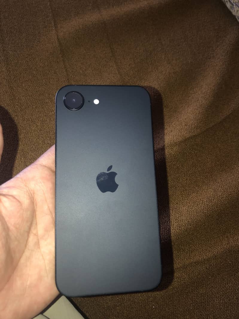 Apple iPhone 16e 6