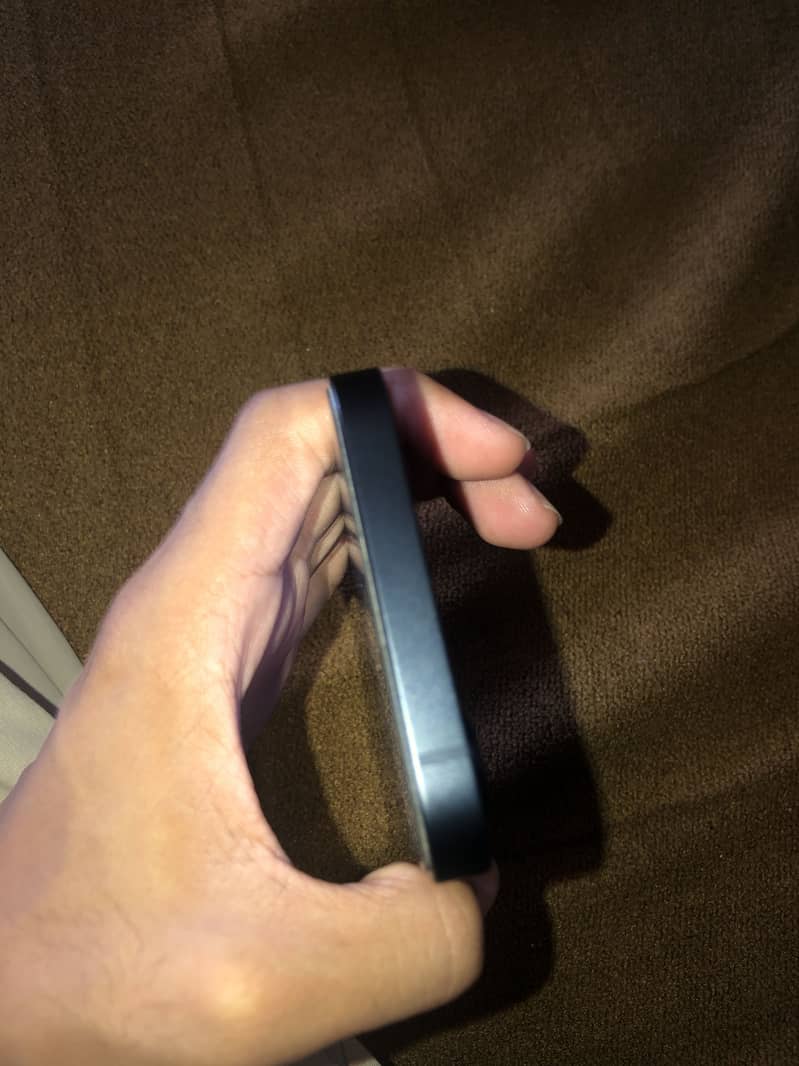 Apple iPhone 16e 7