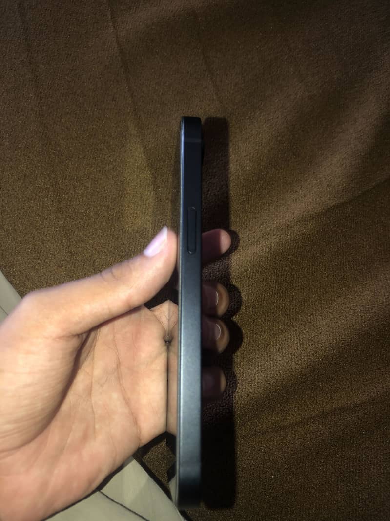 Apple iPhone 16e 8