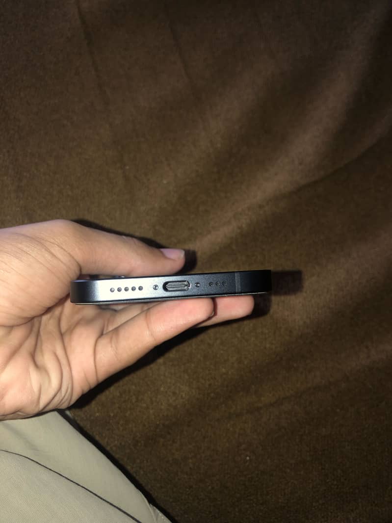 Apple iPhone 16e 9