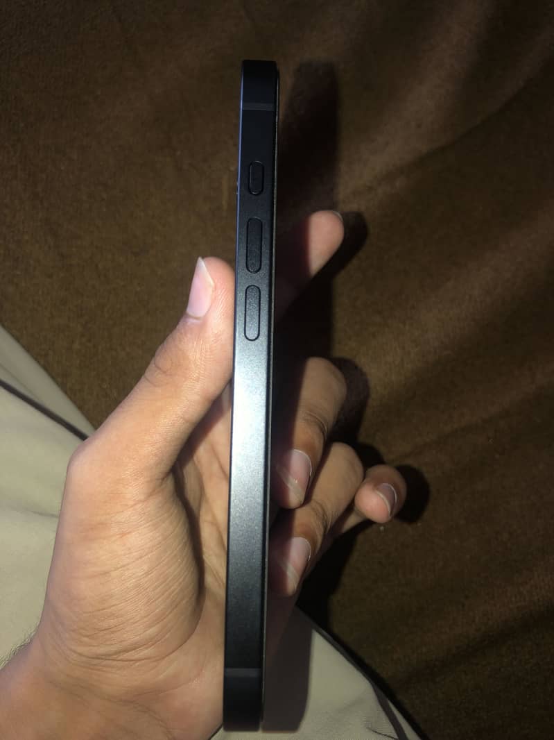 Apple iPhone 16e 10