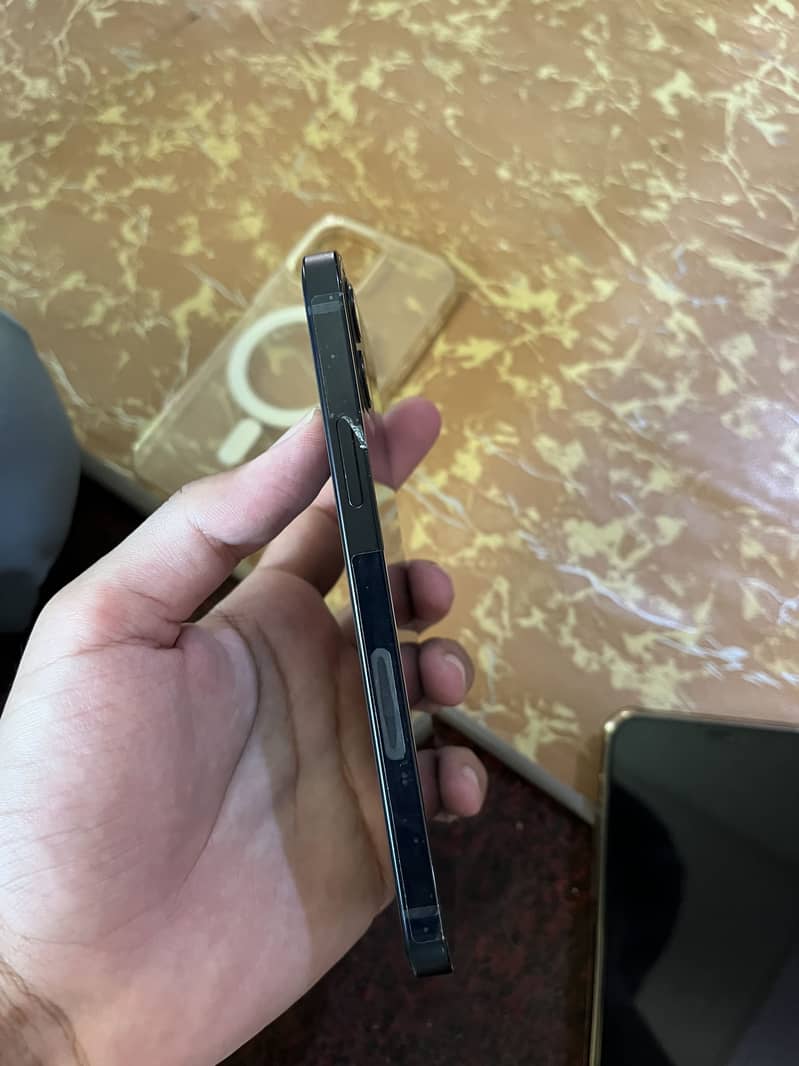 Apple iPhone 12 1
