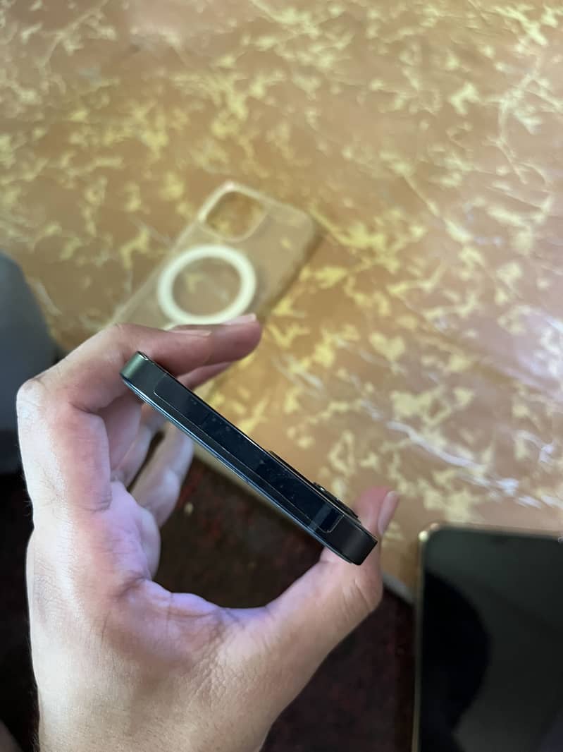 Apple iPhone 12 4