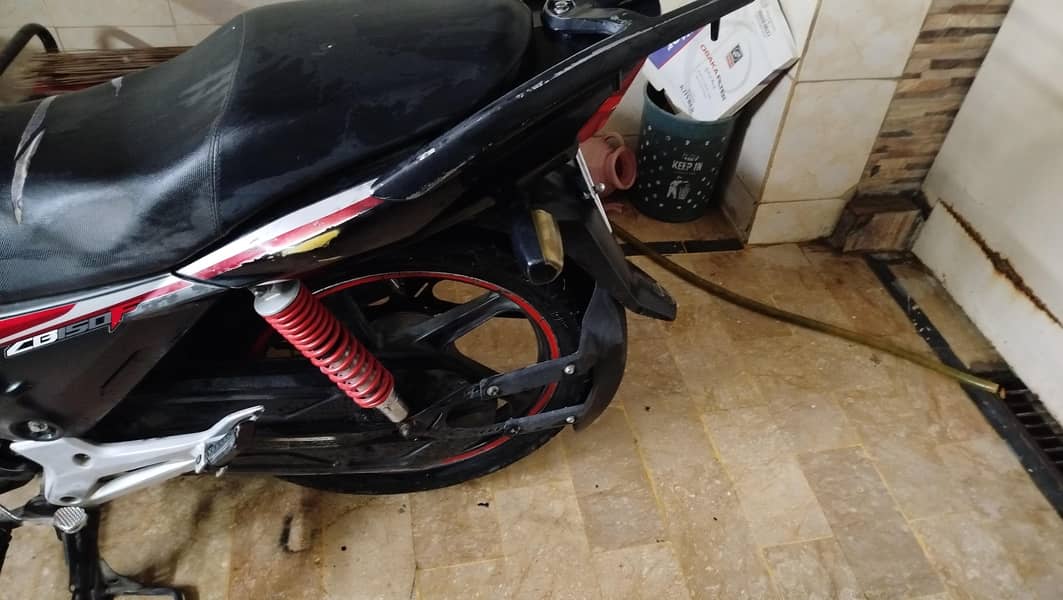 Hunda cb150f 3