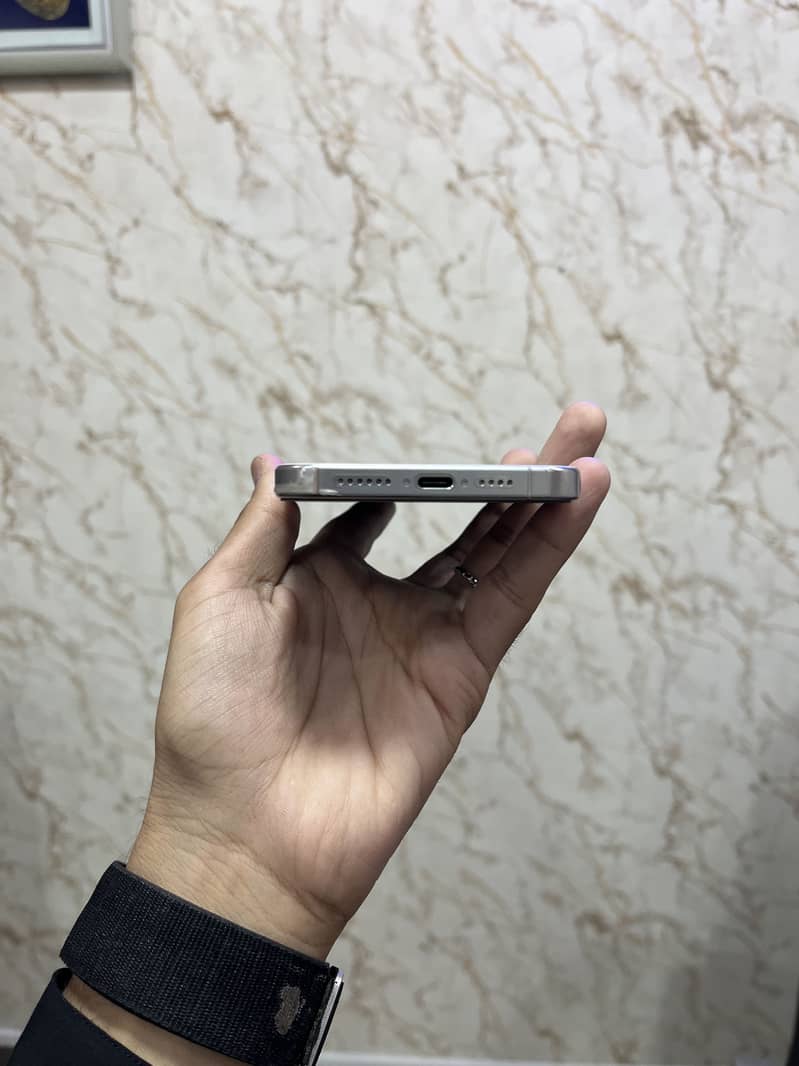 Apple iPhone 15 Pro Max 2