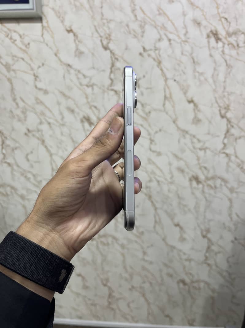 Apple iPhone 15 Pro Max 3