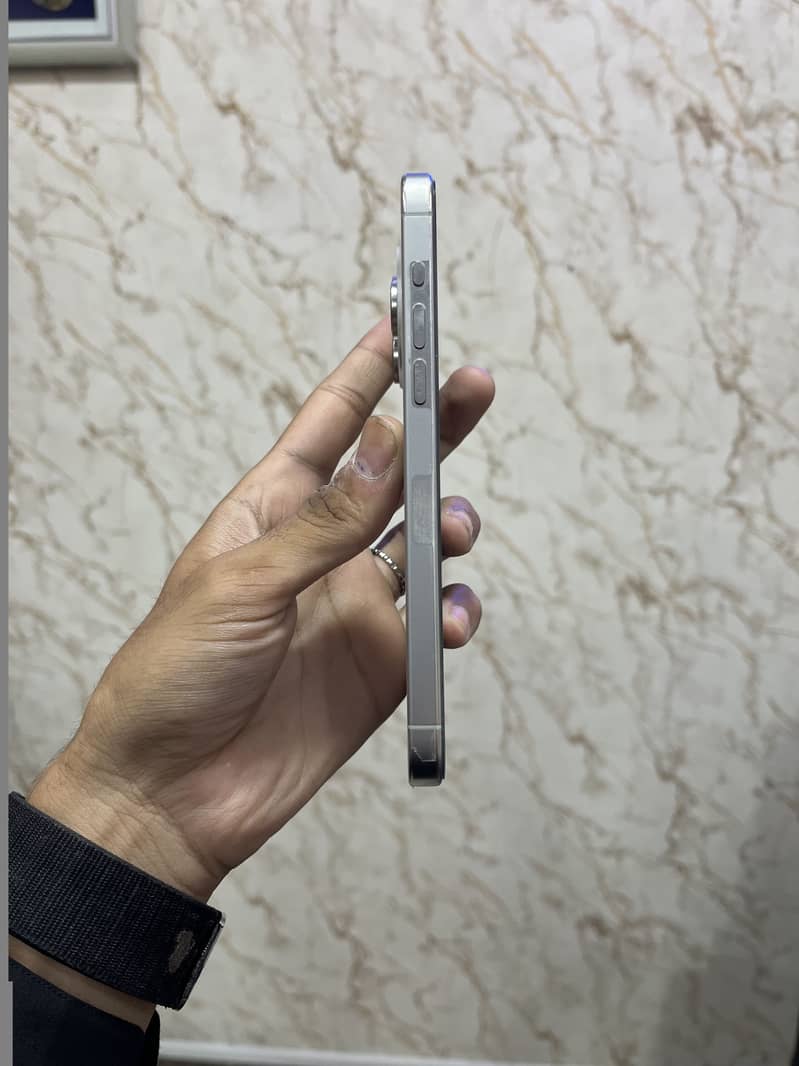 Apple iPhone 15 Pro Max 4