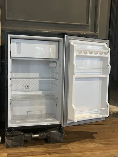 Room size fridge   (03051036915)